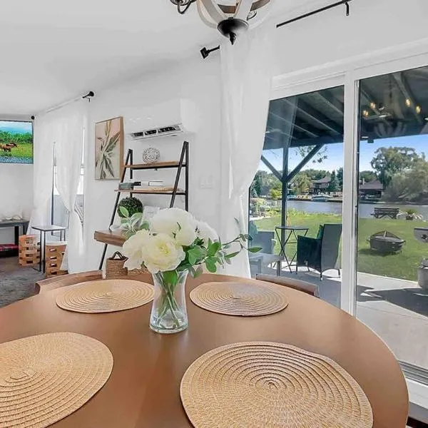 2 bedroom Getaway on the River/close to marina，位于Belle River的酒店