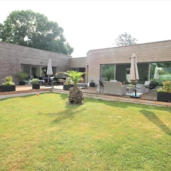 Villa d’architecte avec piscine chauffée，位于里捏恩堪布里瑟斯的酒店