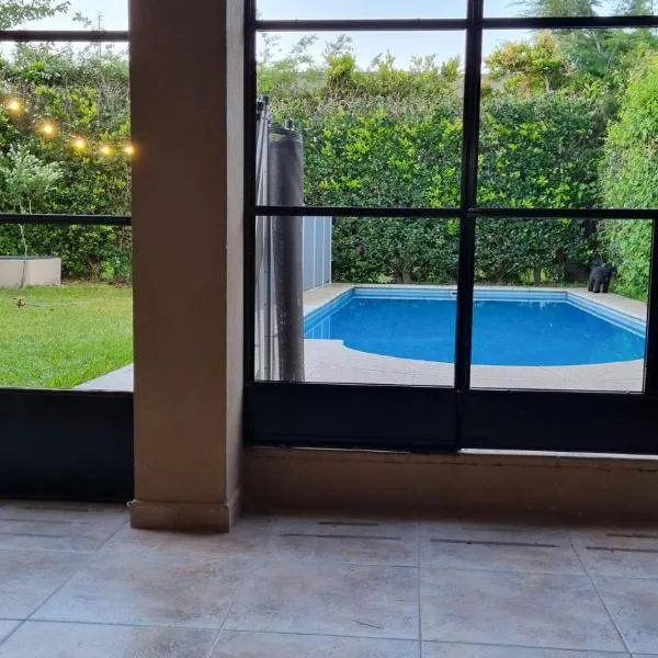 Casa en barrio cerrado con seguridad 24 horas con piscina，位于Barrio Esteban Echeverría的酒店