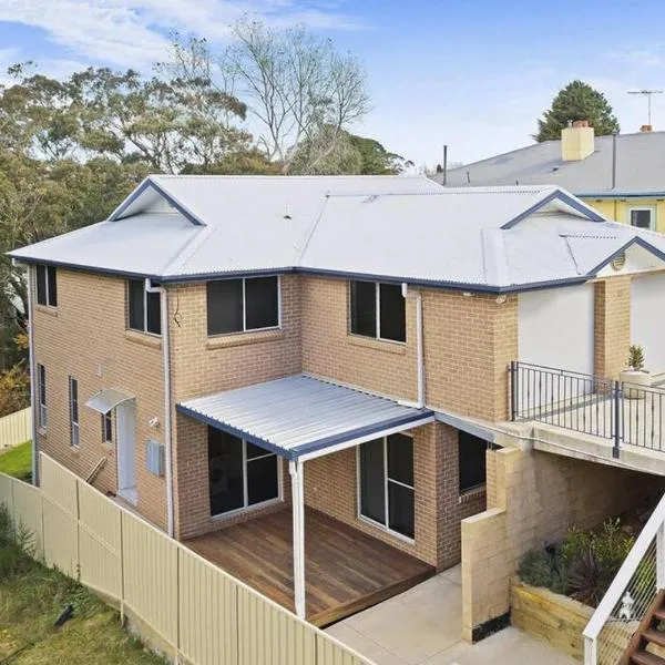 Modern 3-bedroom Katoomba townhouse (nature view)，位于黑荒地的酒店