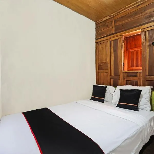 Lembah Mbalong Resort Mitra RedDoorz Near Exit Tol Singosari，位于拉旺的酒店