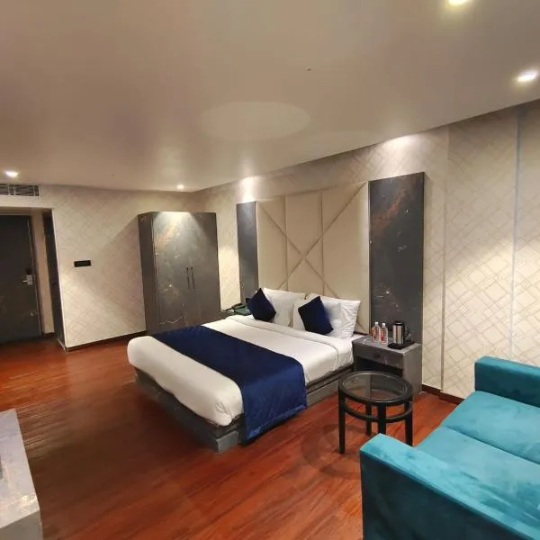 The Emerald Hotel & Siya Milan Banquets，位于穆扎夫法尔普尔的酒店