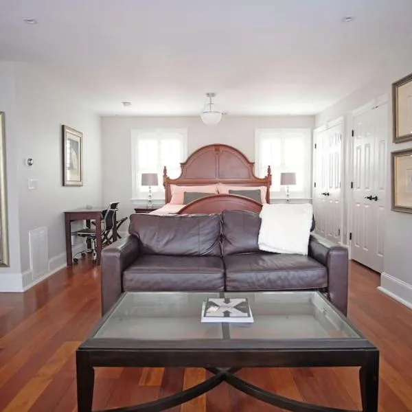 Hamilton Carriage B - Centrally Located, Courtyard，位于萨凡纳的酒店