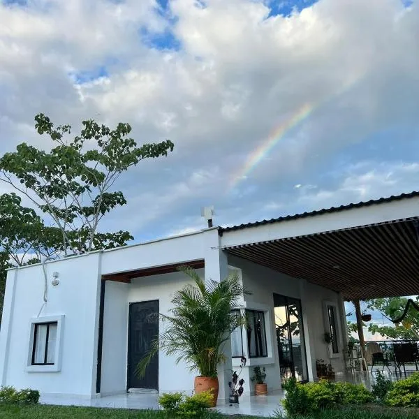 Cabaña Campestre con Piscina en la Hacienda Nápoles，位于特里温福港的酒店