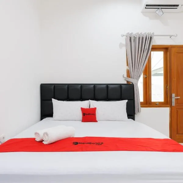 RedDoorz Syariah @ Sakura Hotel Duren Sawit，位于Curuk Dua的酒店