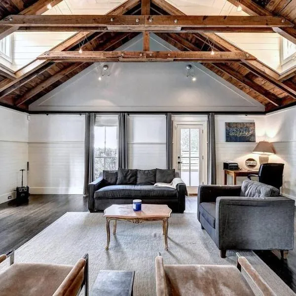 Modern Farm house in heart of the City- Sleeps 12,位于亚特兰大的酒店
