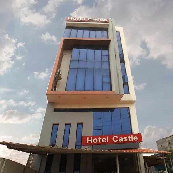 Hotel Castle，位于Parāsi的酒店