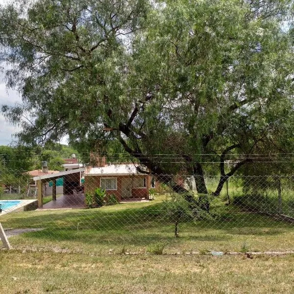 Casa 2 dormitorios, con pileta, Cosquin，位于Molinari的酒店