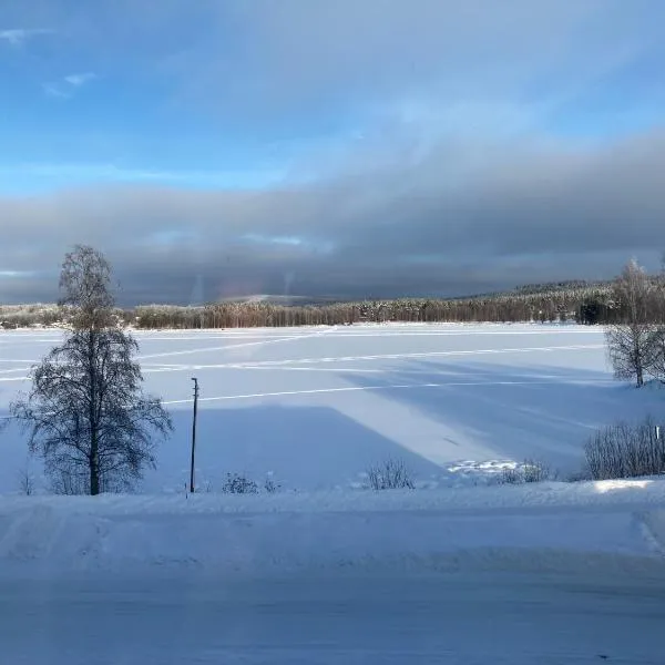 Retrohenkinen kaksio Nurmeksen keskustassa.，位于努尔梅斯的酒店