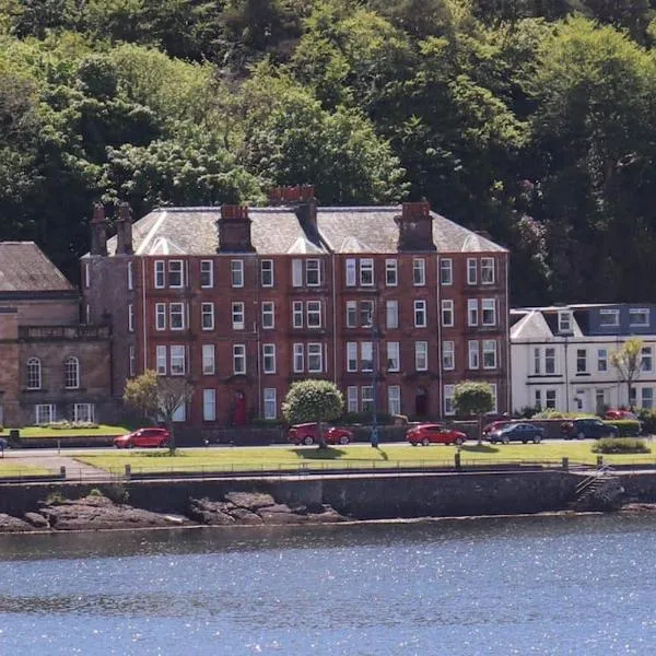 Bellevue Bute, Luxury 2 bedroom sea view flat，位于Port Bannatyne的酒店