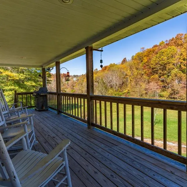 Private Creekside Home with Deck and Fire Pit, Near Sparta，位于Sparta的酒店