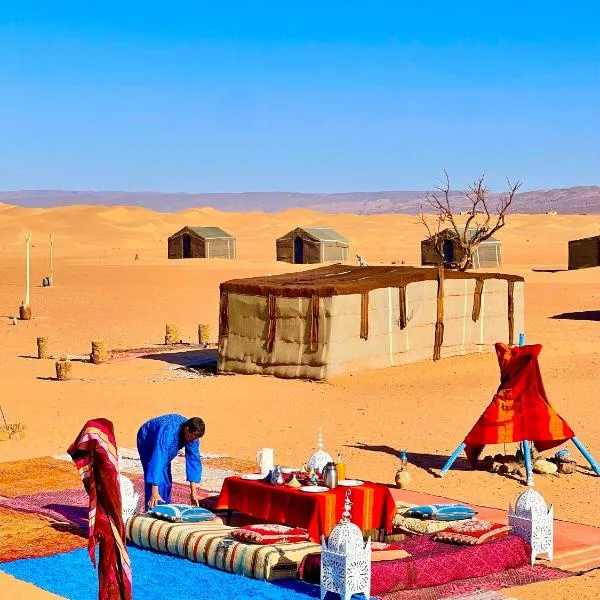 Mhamid Sahara Golden Dunes Camp - Chant Du Sable，位于Aït Kherdi的酒店