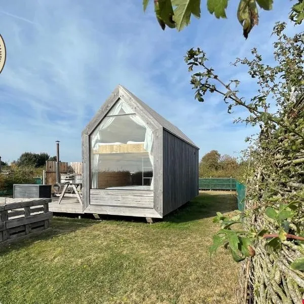 Lushna 8 Petite at Lee Wick Farm Cottages and Glamping，位于滨海克拉克顿的酒店