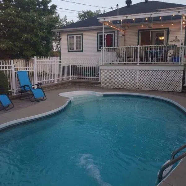 Beautiful Guest Home Riverfront Retreat 15 Min to Ottawa，位于加蒂诺的酒店