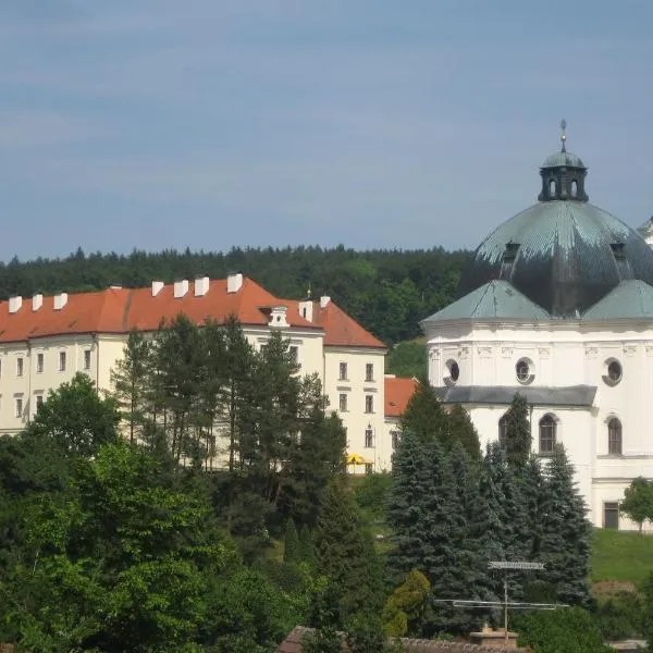 扎梅科克里提尼酒店，位于Březina的酒店