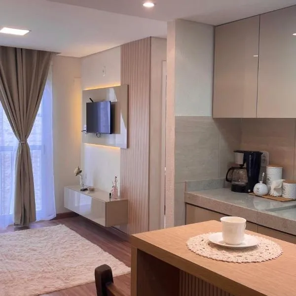 Elegante Apartamento, com ótima localização, na principal avenida de entrada em Bagé，位于巴热的酒店