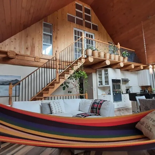 Le relaxant chalet du petit ruisseau，位于Mandeville的酒店