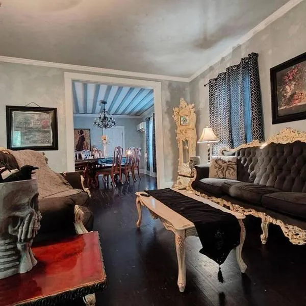 The vampire's den, downtown big house, pets ok，位于史密斯堡的酒店