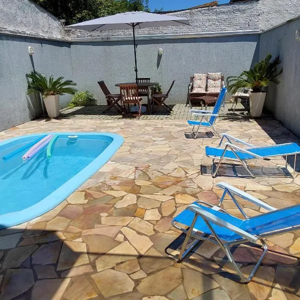 Casa com piscina duas quadras da praia，位于瓜拉图巴的酒店