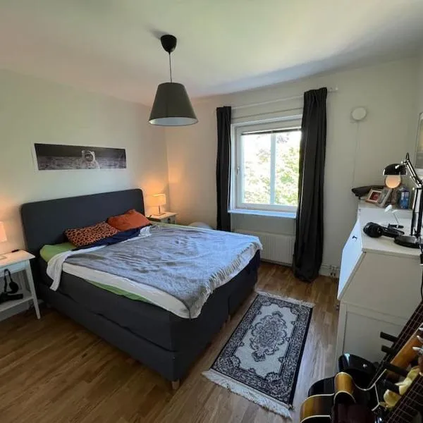 Private room in a shared apartment，位于韦斯特罗斯的酒店