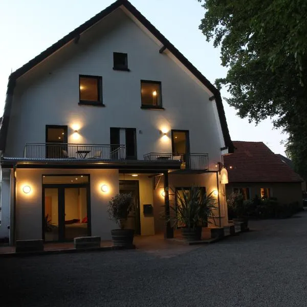 内拉公园酒店，位于吕本山麓诺伊施塔特的酒店