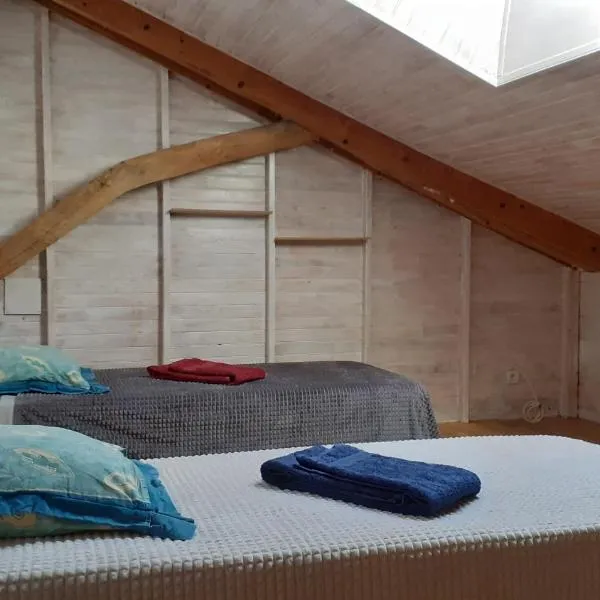 CHALEUREUX COTTAGE, PISCINE PATIO，位于Tayrac的酒店