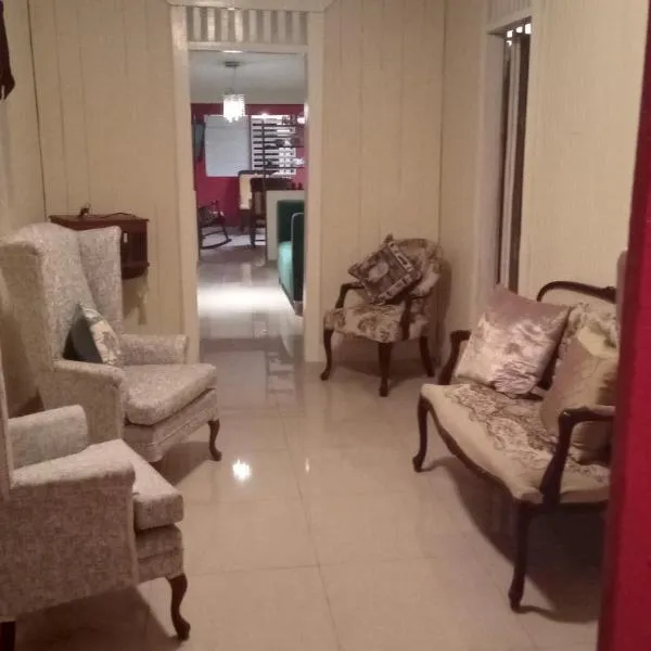 Classic House, Modern Spaces，位于巴尼的酒店