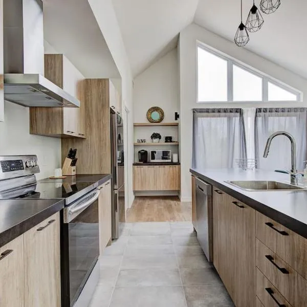 Nouveau - Chalet moderne - Spa, piscine & sauna!，位于Pont-Rouge的酒店