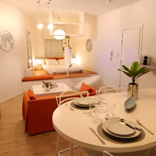 The Luxury White Suite，位于沙勒罗瓦的酒店