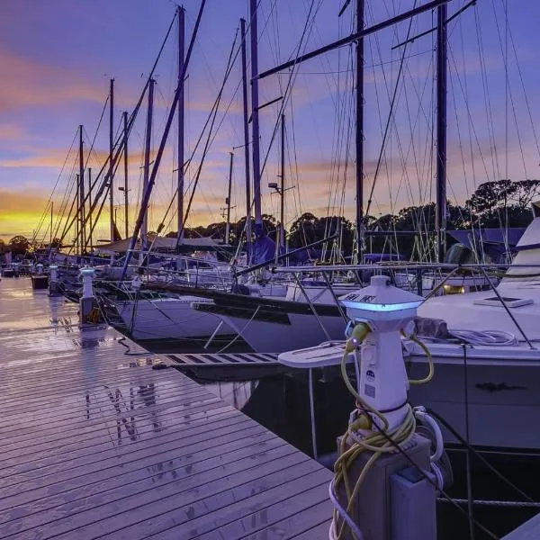 Unique Houseboat Rental，位于Merritt Island的酒店