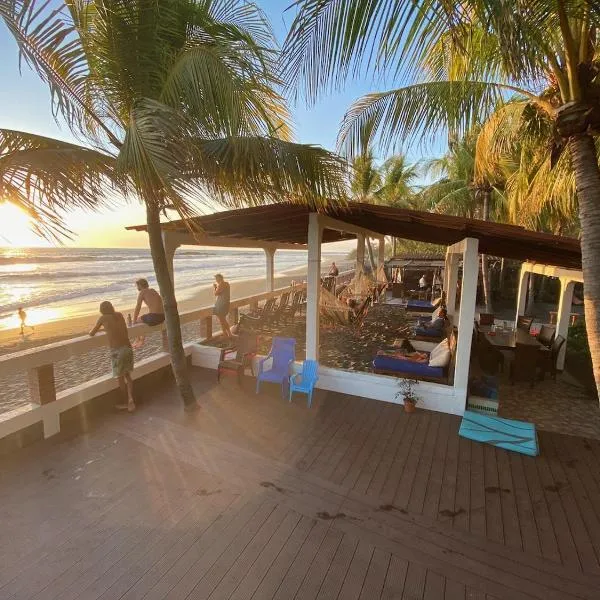 SOLID Surf Camp Hostel Nicaragua，位于Miramar的酒店