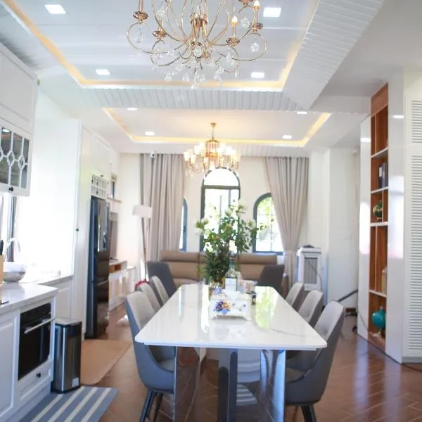 Le Gia Villa 1, sang trọng, bên hồ, hướng biển, 3PN, 3 phòng tắm, Novaworld Phan Thiết cho kỳ nghỉ gia đình，位于Bình Sum的酒店