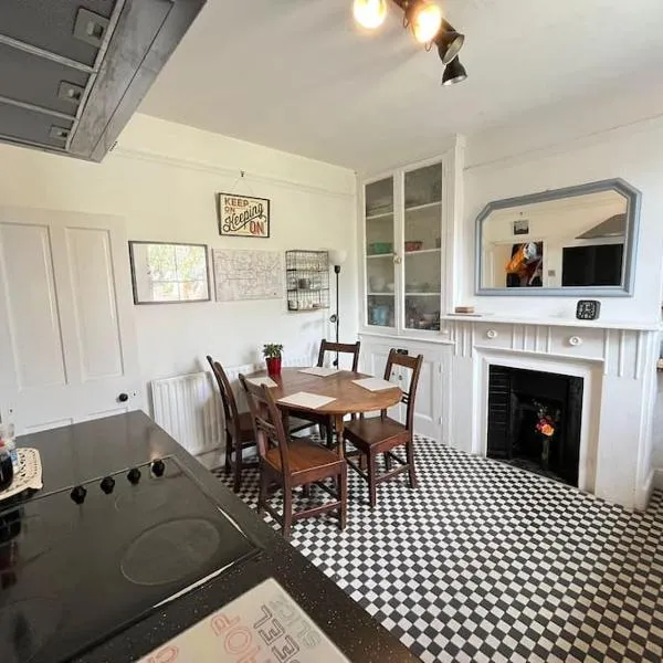 2BR Edwardian House in Greenwich，位于依尔福的酒店