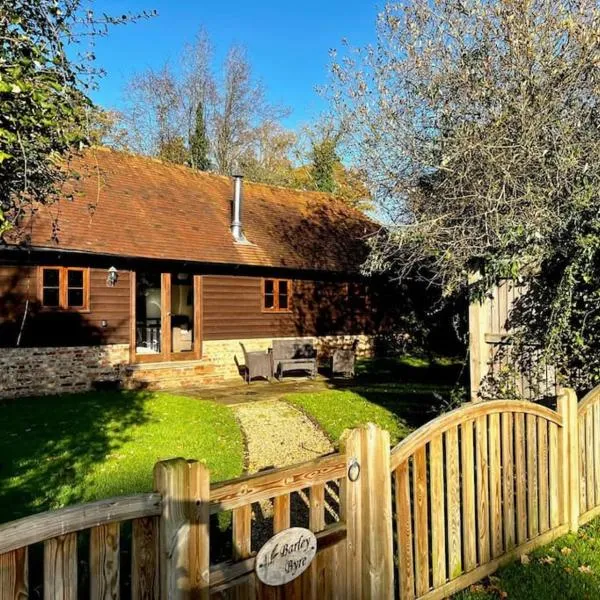 NEW Cosy cottage - Lake view & Log Burner - Dog proof garden，位于Wadhurst的酒店