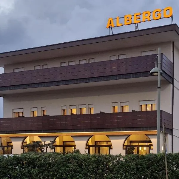 阿尔贝托贝尔维迪餐厅及酒店，位于Calvene的酒店