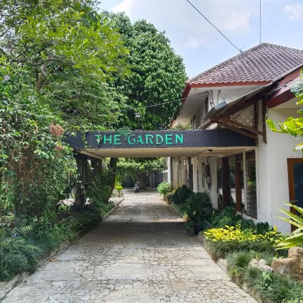 The Garden Family Guest House powered by Cocotel，位于Caringin的酒店