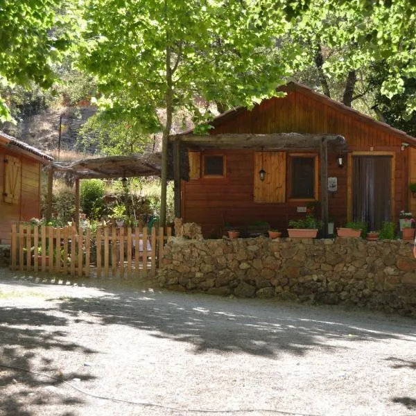 Cabañas Camping Sierra de Peñascosa，位于Casas de Lázaro的酒店
