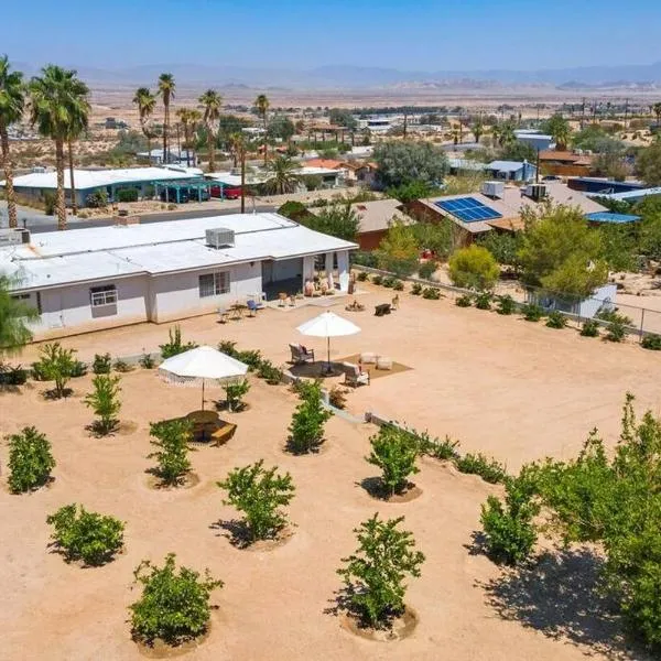 8min To Joshua Tree National Park . Spa . Firepit . Star Gaze，位于二十九棕榈村的酒店