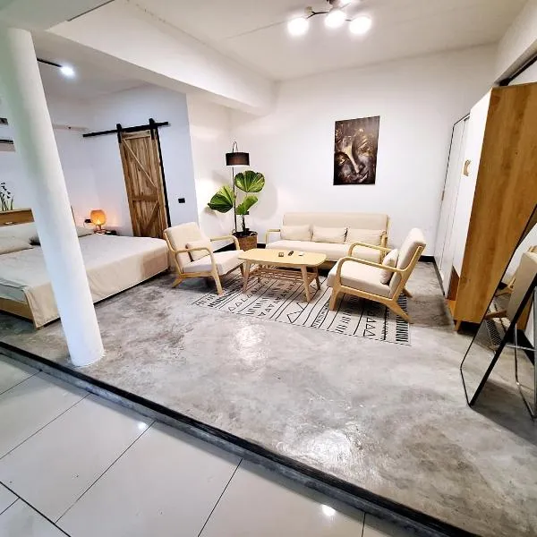Bali-style studio apartment，位于Ban Madua Wan的酒店