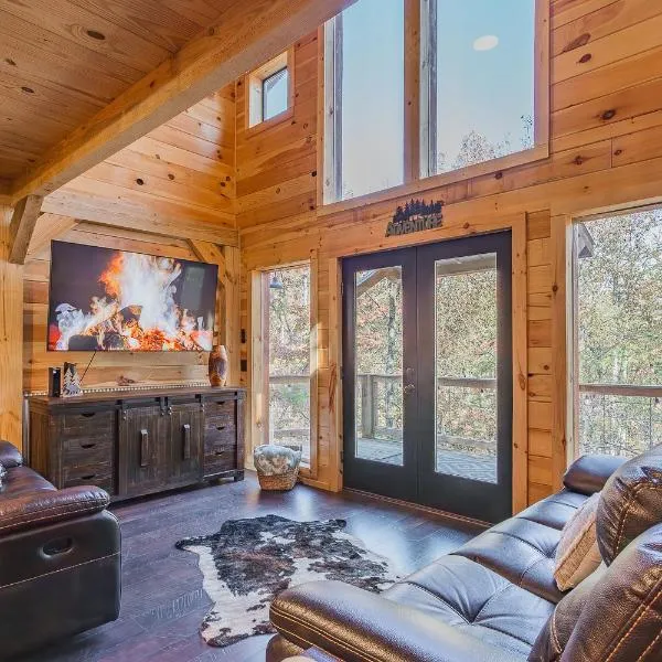 Cozy Cabin Retreat w/ Hot Tub & Nature Views，位于Trenton的酒店