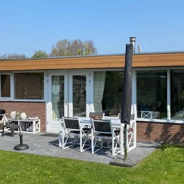 Vakantiebungalow in Riviera Maison stijl nabij zee en strand, bos en duin，位于卡兰茨奥赫的酒店