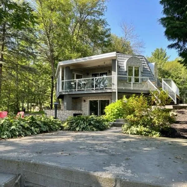 Waterfront Cottage in Muskoka，位于Severn的酒店