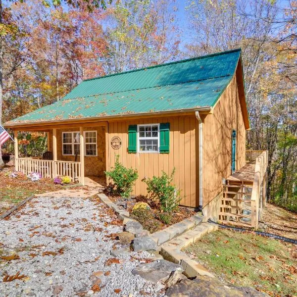 Burnside Resort Cabin w/ Hot Tub & Outdoor Spots!,位于Burnside的酒店