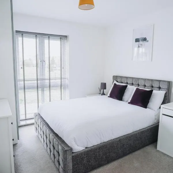 Deluxe 2 Bed Flat in Patchway near Aztec West and Cribbs Causeway Bristol，位于桑伯里的酒店