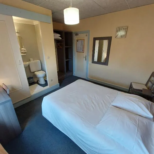 Logis Hotels - Le Saint Clément - Hotel Restaurant，位于Saint-Médard-de-Guizières的酒店