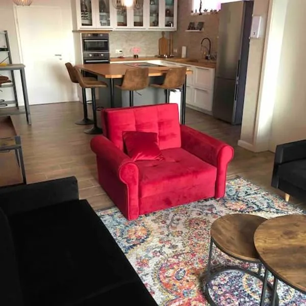 Stylisches Maybach Appartement mit Terrasse für 5-7 Personen, 5 Betten, große Kochinsel, Homeoffice mit 250Mbit WLAN，位于Aidlingen的酒店