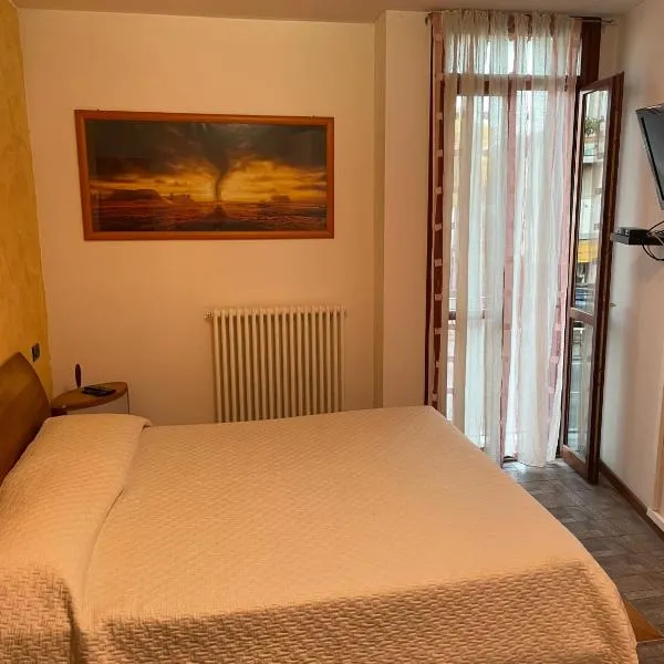 Intero appartamento - Parma zona Fiera，位于Roncopascolo的酒店