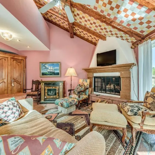 Cloudcroft Home w/ Fireplace Near Downtown!，位于克劳德克罗夫特的酒店