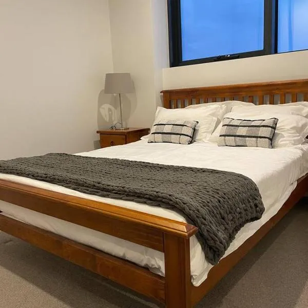 Lovely 1BD condo with free parking city view，位于墨尔本的酒店