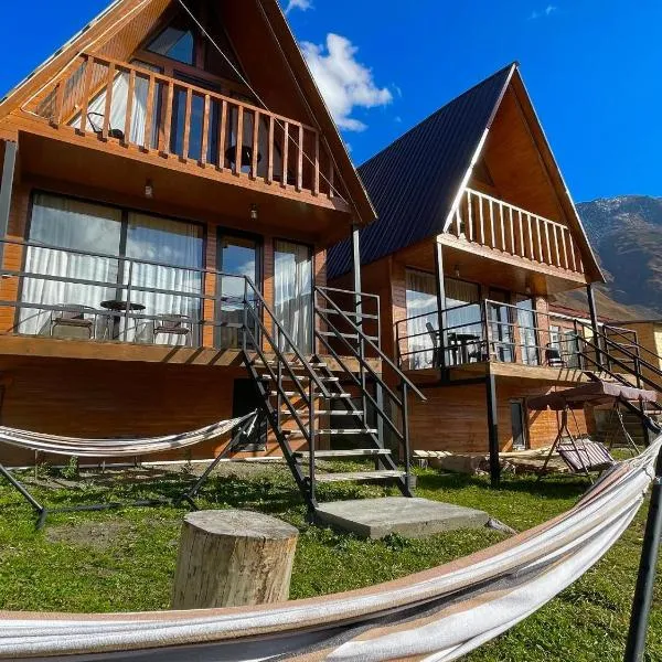Twin cottages kazbegi 2，位于卡兹贝吉的酒店